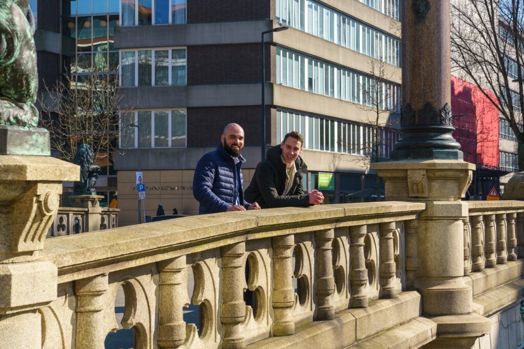 Thomas en Jordi op een Rotterdamse brug