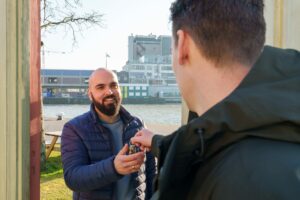 Jordy krijgt sleutels van een klant