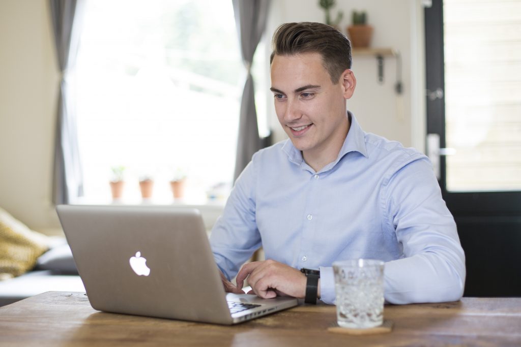 Thomas achter een laptop